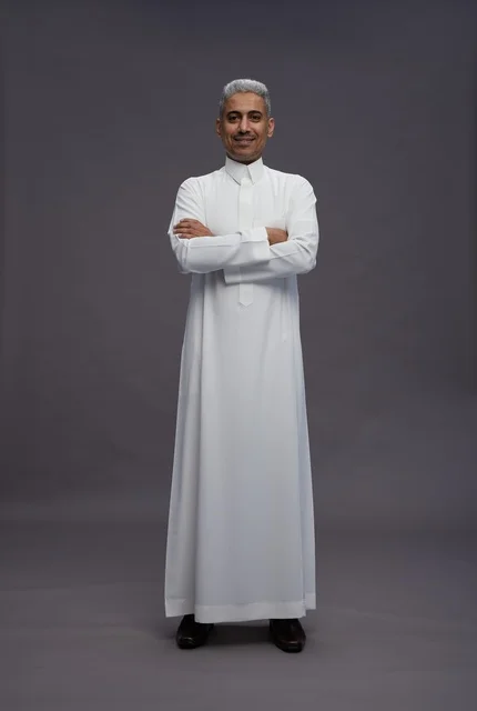 رجل سعودي بالثوب الأبيض على خلفية رمادية