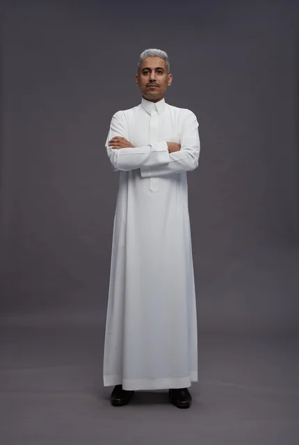 رجل سعودي بالثوب الأبيض بوضعية ذراعين متقاطعتين