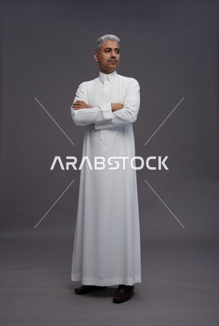 رجل سعودي بالثوب الأبيض بوضعية واثقة