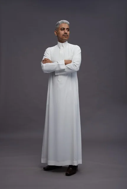 رجل سعودي بالثوب الأبيض بوضعية واثقة