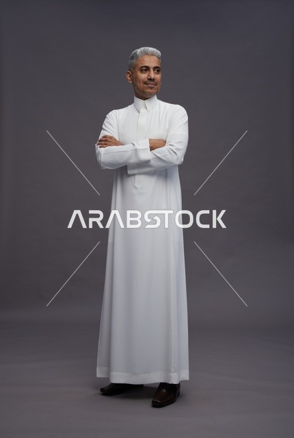 رجل سعودي بالثوب الأبيض مكتوف اليدين