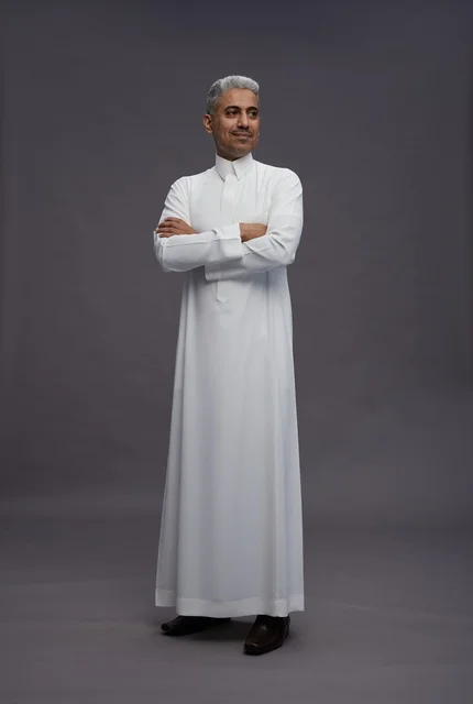 رجل سعودي بالثوب الأبيض مكتوف اليدين