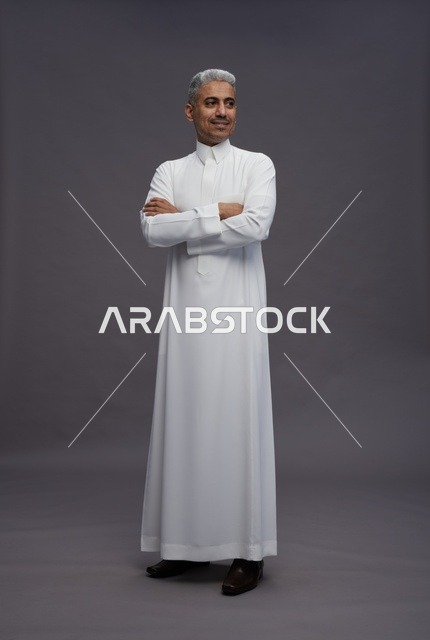 رجل سعودي بالثوب الأبيض بوضعية واثقة