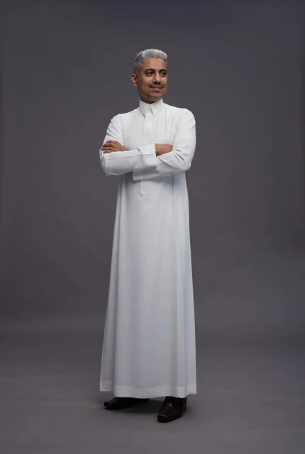 رجل سعودي بالثوب الأبيض بوضعية واثقة