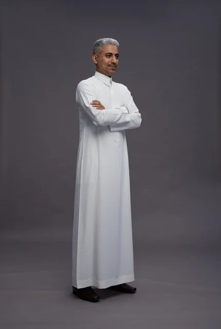 رجل سعودي بالثوب الأبيض بوضعية ذراعين متقاطعتين