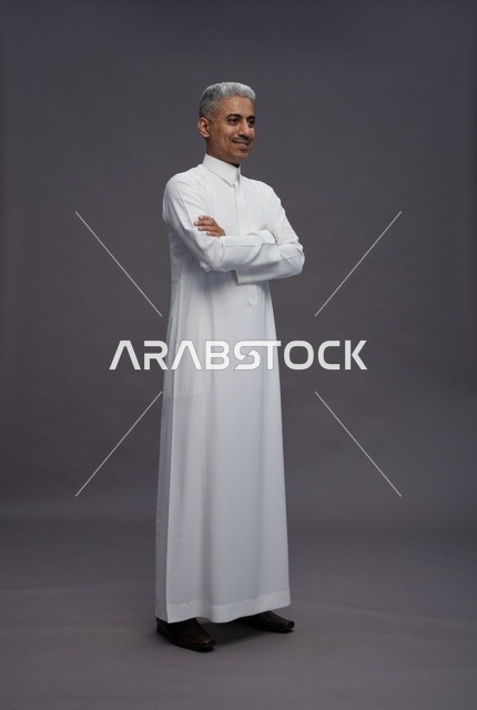 رجل سعودي بالثوب الأبيض واثق ومكتوف اليدين