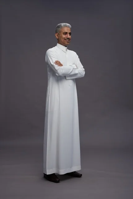 رجل سعودي بالثوب الأبيض واثق ومكتوف اليدين