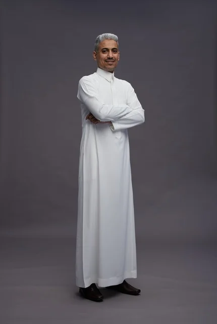 رجل سعودي بالثوب الأبيض بوضعية مكتوف الأيدي