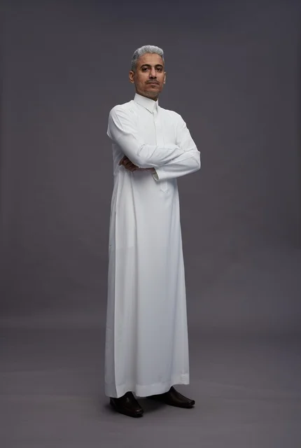 رجل سعودي بالثوب الأبيض بوضعية تقاطع الذراعين