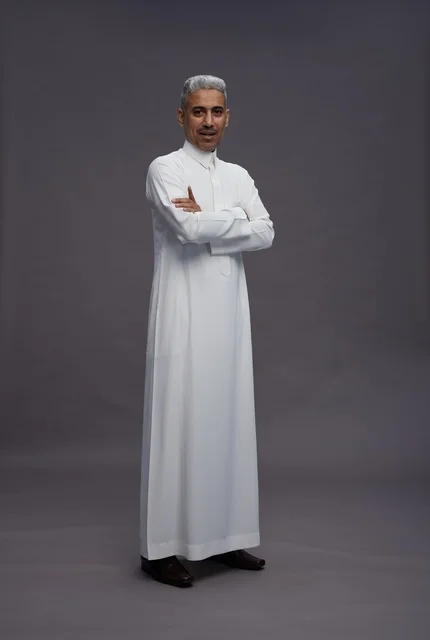 رجل سعودي بالثوب الأبيض بخلفية رمادية