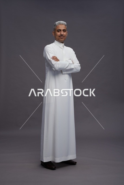 رجل سعودي بالثوب الأبيض مكتوف اليدين