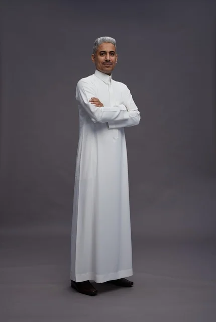 رجل سعودي بالثوب الأبيض مكتوف اليدين