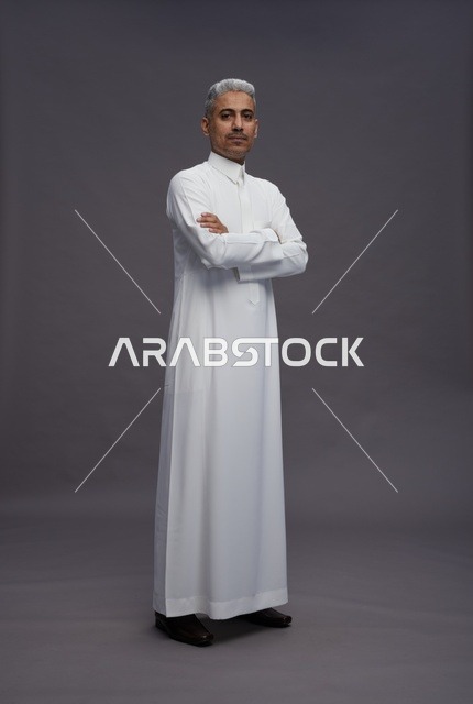 رجل سعودي بالثوب الأبيض بوضعية واثقة