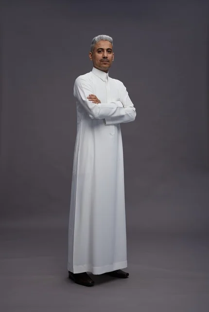 رجل سعودي بالثوب الأبيض بوضعية واثقة
