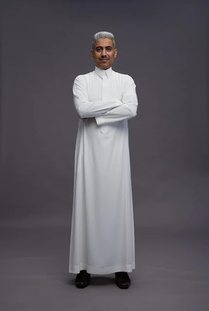 رجل سعودي بالثوب الأبيض والذراعين المتقاطعتين