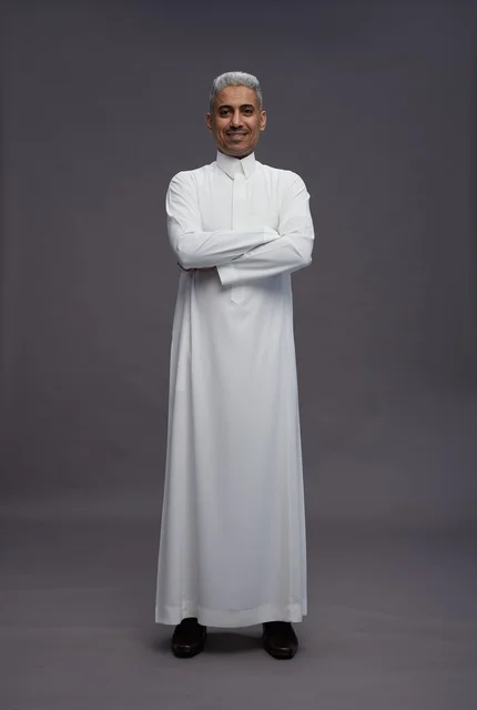 رجل سعودي بالثوب الأبيض بوضعية ذراعين متقاطعتين