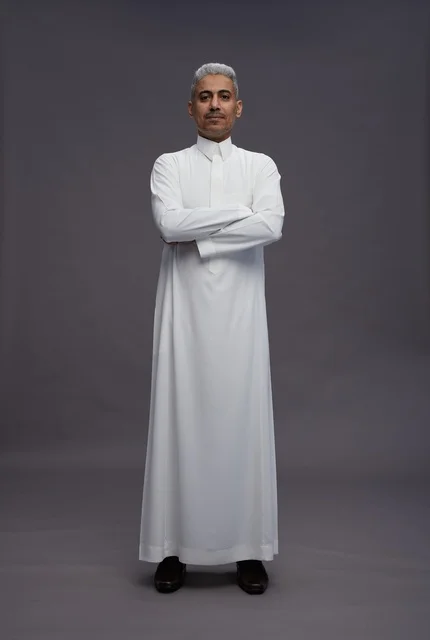 رجل سعودي بالثوب الأبيض بوضعية تقاطع الذراعين
