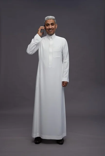 رجل سعودي بالثوب الأبيض يتحدث عبر الجوال