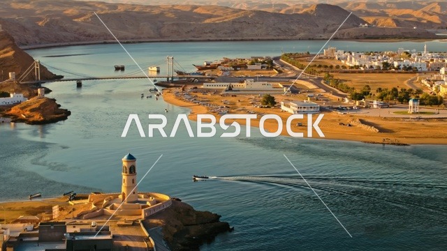 منارة العيجة ومدينة صور العمانية وقت الغروب