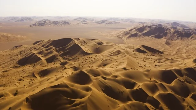 منظر جوي للكثبان الرملية الذهبية في صحراء عُمان