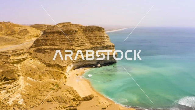 جدران صخرية على ساحل ظفار في سلطنة عمان