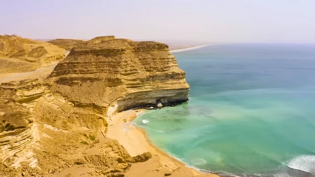 جدران صخرية على ساحل ظفار في سلطنة عمان