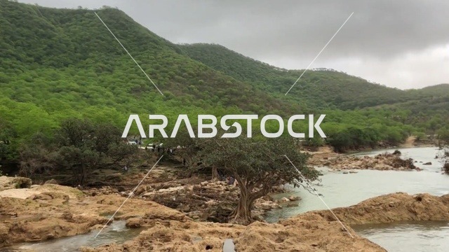 وادٍ جاري في جبال عمان الخضراء خلال موسم الخريف