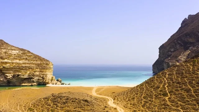 شاطئ أفول ظفار عمان الجبال الصخرية والساحل