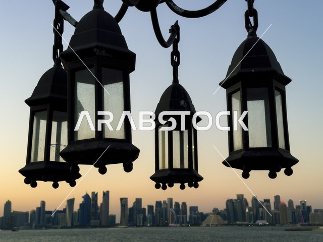 فوانيس تقليدية أمام أفق مدينة الدوحة في قطر
