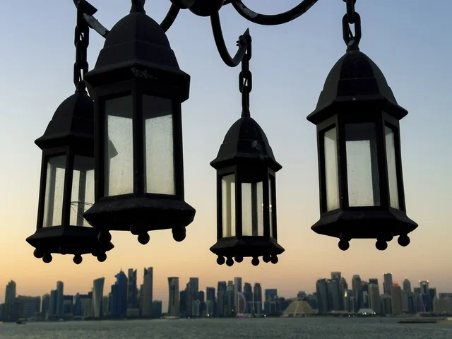 فوانيس تقليدية أمام أفق مدينة الدوحة في قطر