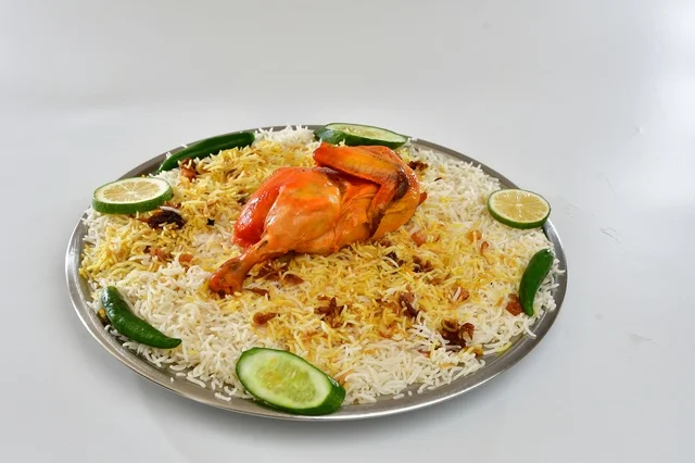 طبق من الرز المندي السعودي مع الدجاج المحمر , أرز شعبي ابيض , مطعم سعودي شعبي تقليدي, خلفيه بيضاء