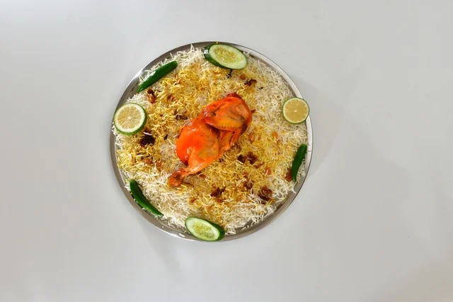 طبق من الرز المندي السعودي مع الدجاج المحمر , أرز شعبي ابيض , مطعم سعودي شعبي تقليدي, خلفيه بيضاء