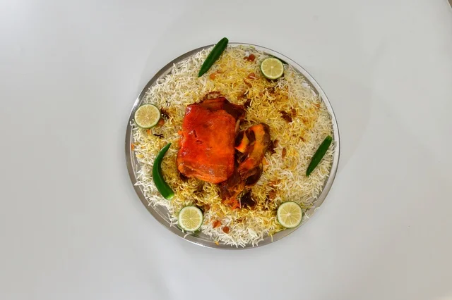 طبق من الرز المندي السعودي مع الدجاج المحمر , أرز شعبي ابيض , مطعم سعودي شعبي تقليدي, خلفيه بيضاء