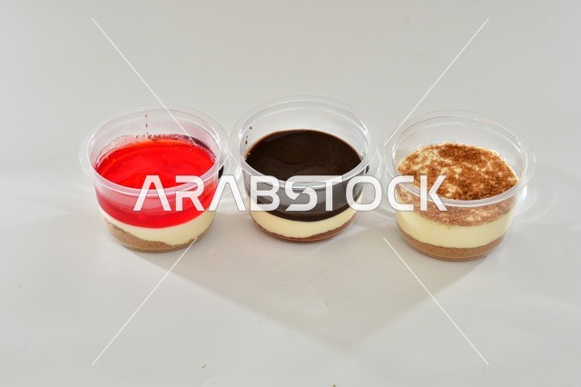 ثلاث انواع من الحلا السعودي التقليدي, تشيز كيك منوع, حلويات رمضانيه شعبيه, خلفيه بيضاء