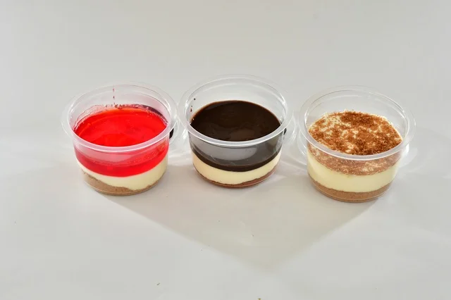 ثلاث انواع من الحلا السعودي التقليدي, تشيز كيك منوع, حلويات رمضانيه شعبيه, خلفيه بيضاء