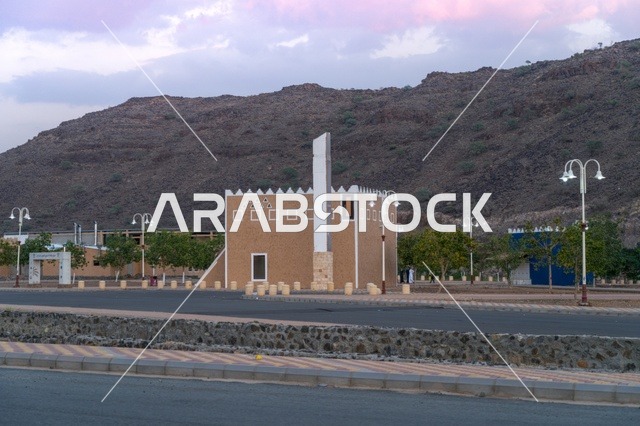 سوق رهاط التراثي في قرية مدركه  في مكه المكرمه, منطقه شعبيه تاريخيه قديمه, التضاريس الجبليه والطرق المعبده بين الجبال في المدينه, المملكه العربيه السعوديه