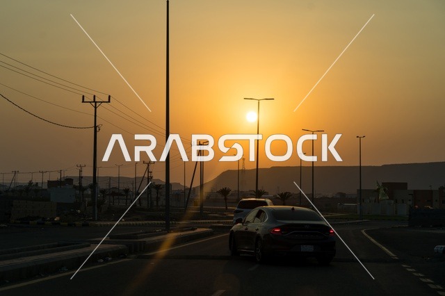 منظر غروب الشمس عند دوار الدله العربيه  مع فناجين القهوه في قرية مدركه على طريق جده في مكه المكرمه, منطقه شعبيه تاريخيه قديمه, التضاريس الجبليه والطرق المعبده  في المدينه, المملكه العربيه السعوديه