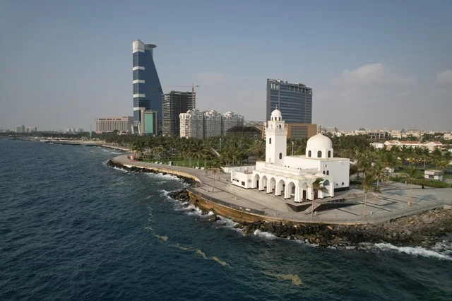 The waterfront of the Jeddah Corniche in the Kingdom of Saudi Arabia, Red Sea beach, natural landscapes, tourism in Jeddah.