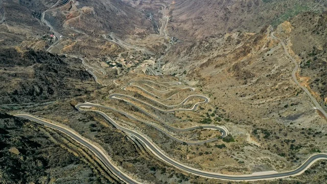 التضاريس الجبليه في الهدا جنوب السعوديه, الطرق المعبده المتعرجه في مدينة ابها, طبيعة الجبال الصخريه الوعره, خلفية الطبيعه