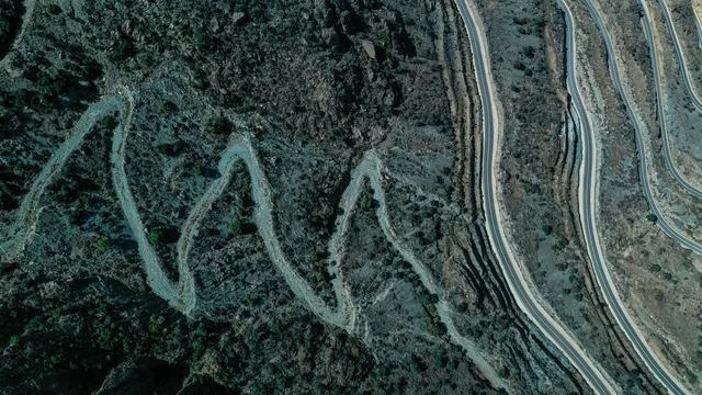 التضاريس الجبليه في الهدا جنوب السعوديه, الطرق المعبده المتعرجه في مدينة ابها, طبيعة الجبال الصخريه الوعره, خلفية الطبيعه