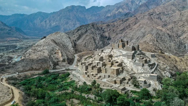 التضاريس الجبليه في الهدا جنوب السعوديه, الطرق المعبده المتعرجه في مدينة ابها, طبيعة الجبال الصخريه الوعره, خلفية الطبيعه