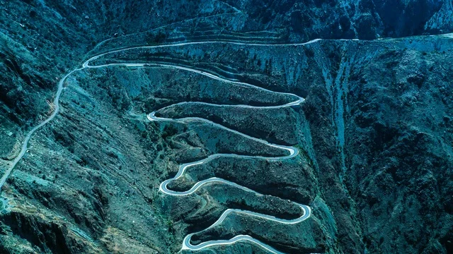 التضاريس الجبليه في الهدا جنوب السعوديه, الطرق المعبده المتعرجه في مدينة ابها, طبيعة الجبال الصخريه الوعره, خلفية الطبيعه