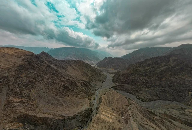 التضاريس الجبليه في الهدا جنوب السعوديه, الطرق المعبده المتعرجه في مدينة ابها, طبيعة الجبال الصخريه الوعره, خلفية الطبيعه