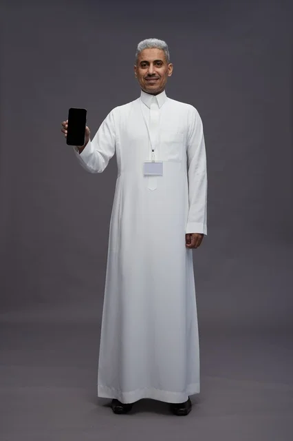 رجل سعودي يعرض شاشة هاتف ذكي فارغة