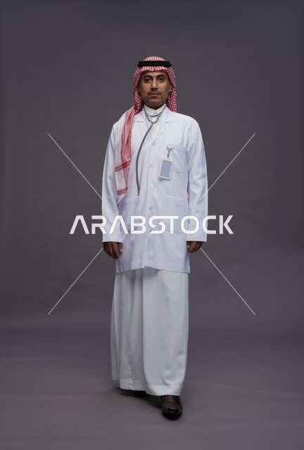 طبيب عربي سعودي خليجي يرتدي الثوب والمعطف الابيض مع سماعة الطب يقوم بايماءات واشارات مختلفه, كامل الجسم, خلفيه رماديه