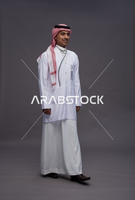 طبيب عربي سعودي خليجي يرتدي الثوب والمعطف الابيض مع سماعة الطب يقوم بايماءات واشارات مختلفه, كامل الجسم, خلفيه رماديه