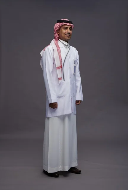 طبيب عربي سعودي خليجي يرتدي الثوب والمعطف الابيض مع سماعة الطب يقوم بايماءات واشارات مختلفه, كامل الجسم, خلفيه رماديه