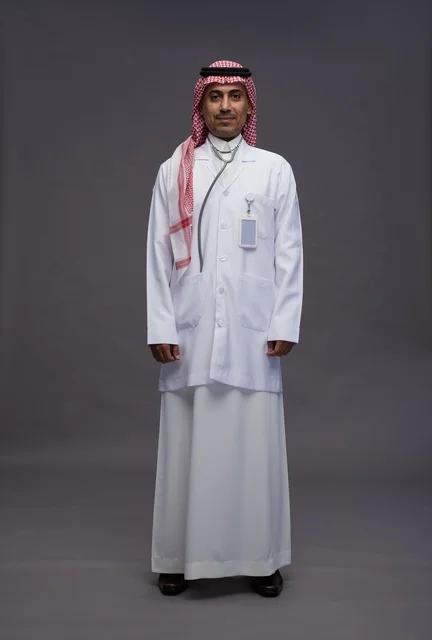 طبيب عربي سعودي خليجي يرتدي الثوب والمعطف الابيض مع سماعة الطب يقوم بايماءات واشارات مختلفه, كامل الجسم, خلفيه رماديه