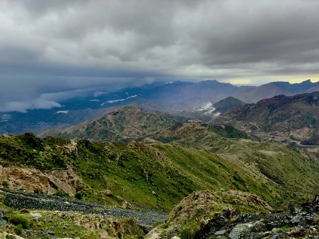 جبال المحمدية الخضراء في الطائف تحت سماء غائمة