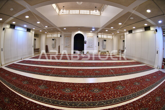 صورة من داخل إحدى المساجد بالمملكة العربية السعودية ، العبادة والتقرب الى الله ، الفن الاسلامي المعماري في السعودية